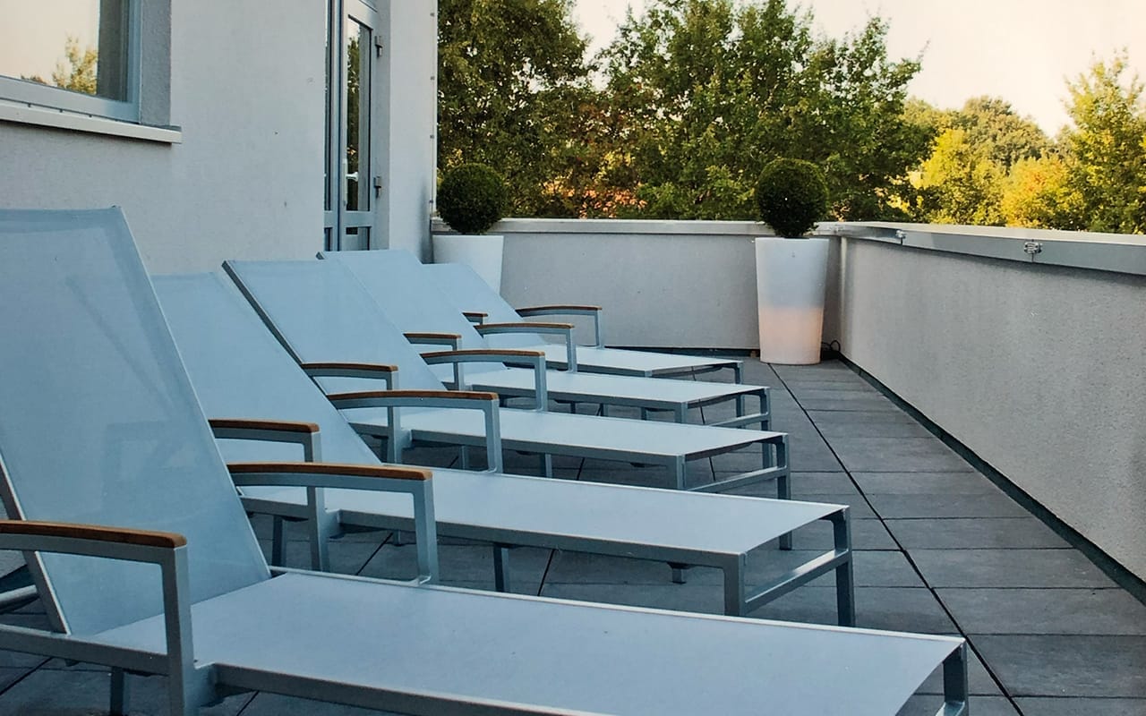 LIFE-Fitness-Oldenburg-Wellnessbereich-Aussenruhebereich